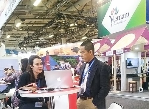  Các doanh nghiệp Việt Nam và quốc tế gặp gỡ, trao đổi tại hội chợ. Ảnh: Ecosea Travel